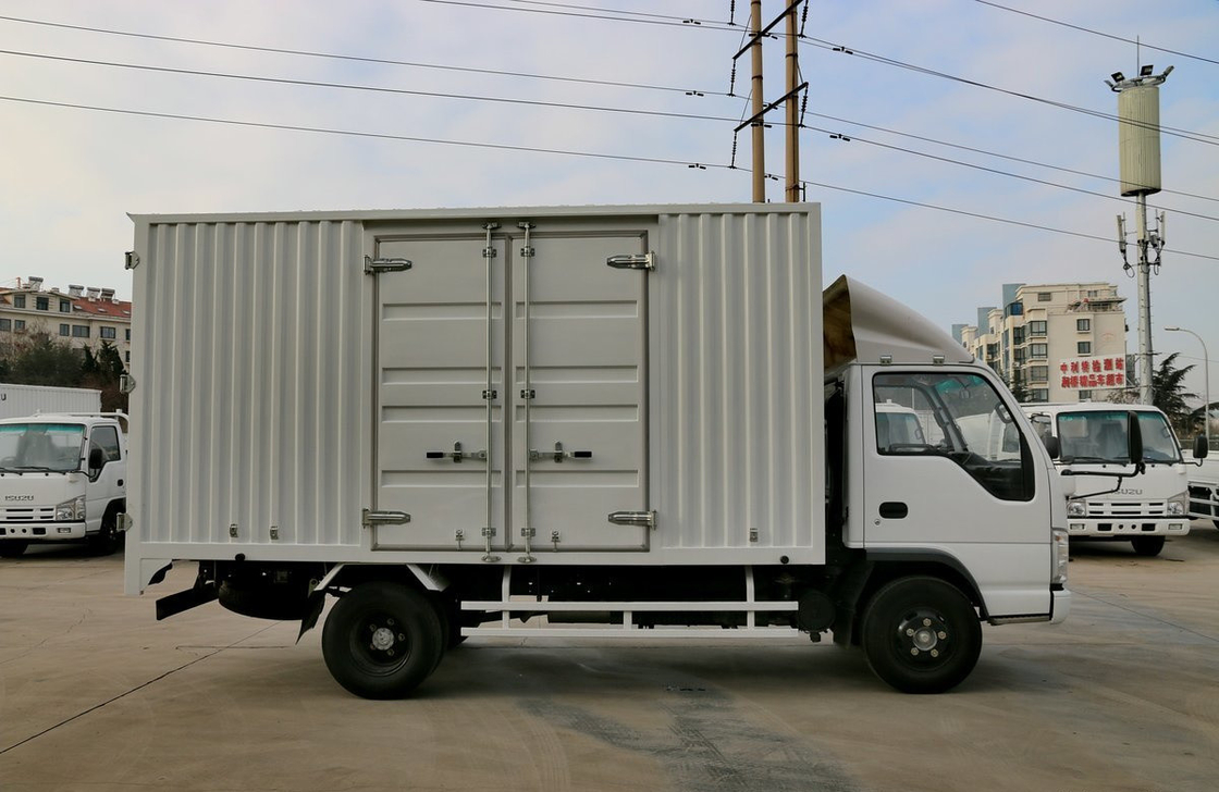 Camiones de carga Isuzu 15 toneladas Camión de camión furgoneta Caja Motor diésel 5.2L Capacidad 4 * 2 Modo de conducción