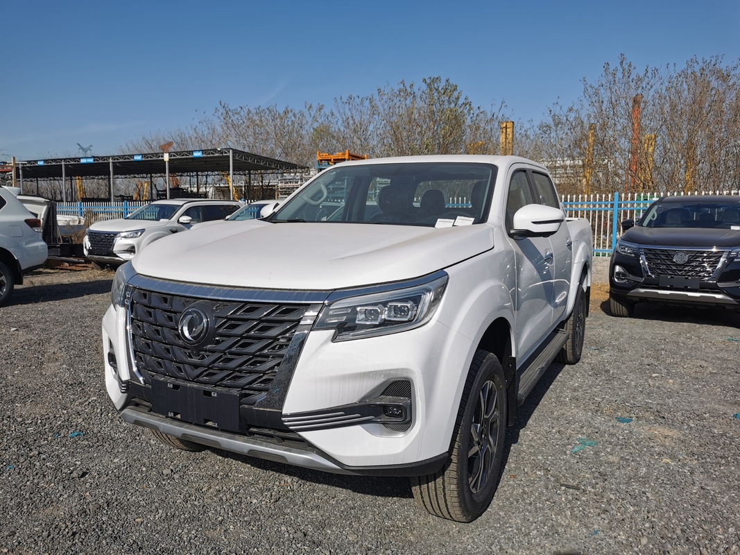 Pequeña camioneta 4x4 China Dongfeng Rich 7 Transmisión automática de 8 velocidades 5 asientos Mal conducción en carretera