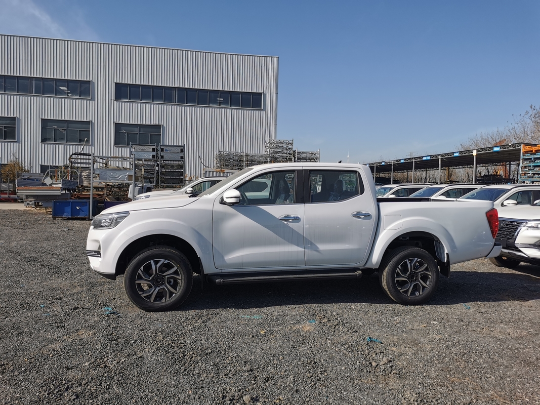 Pequeña camioneta 4x4 China Dongfeng Rich 7 Transmisión automática de 8 velocidades 5 asientos Mal conducción en carretera