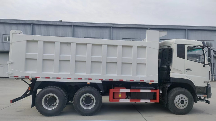 6x4 camión de basura carga 20-40 toneladas Dongfeng 10 neumáticos mano izquierda cabina de conducción con dormitorio