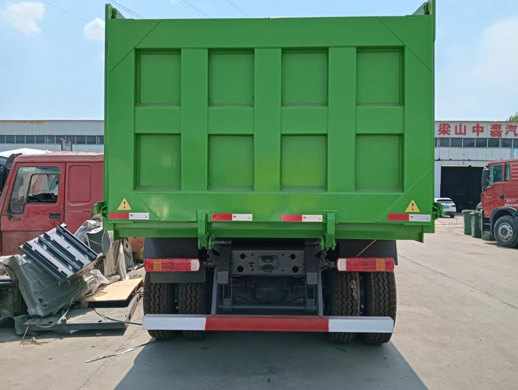 Camiones de contenedores usados utilizados en Zimbabwe Sinotruk Howo Leaf Spring 30CBM Box Dirección de mano derecha