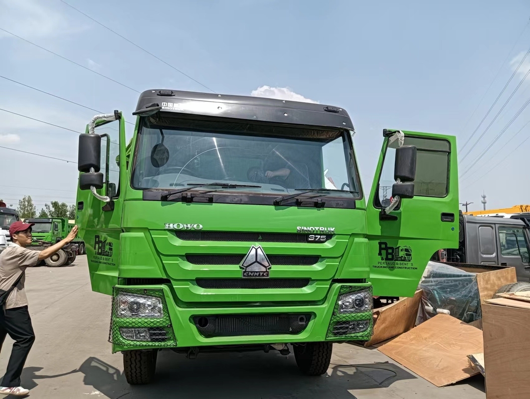 Camiones de contenedores usados utilizados en Zimbabwe Sinotruk Howo Leaf Spring 30CBM Box Dirección de mano derecha