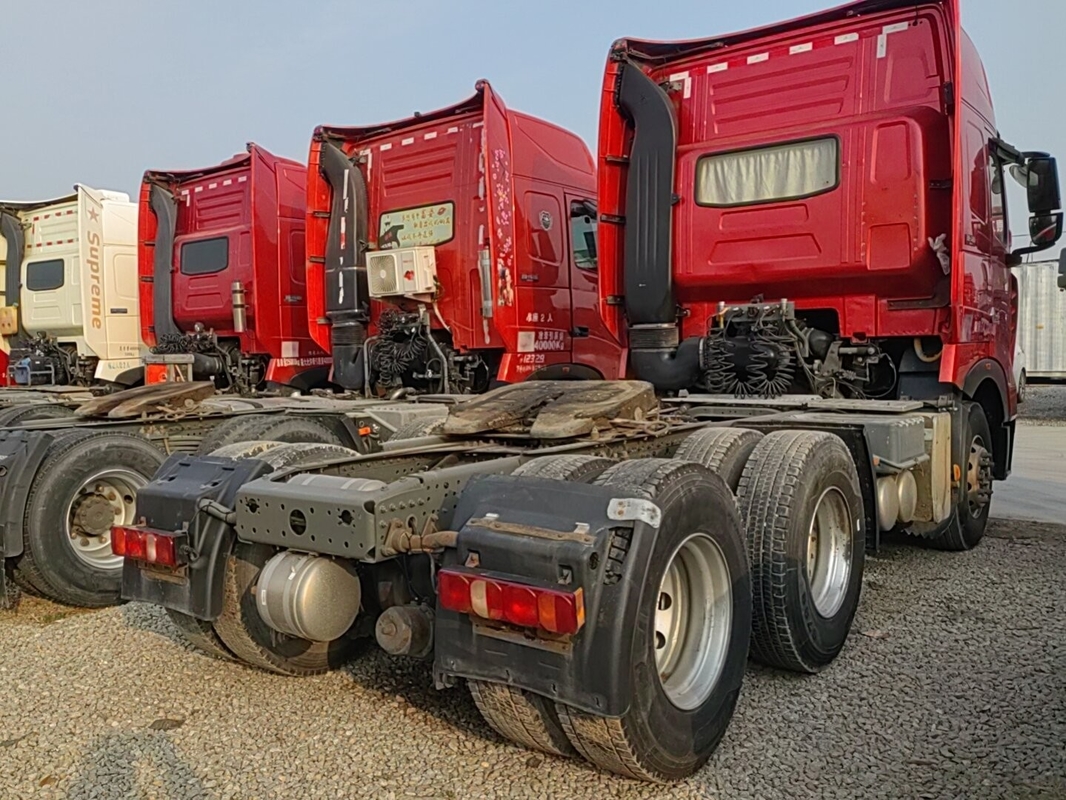 Howo Tractor Truck Cabina de techo alto Howo T7H Cabeza de caballo Remolque de 50 toneladas Weichai 440hp Motor potente
