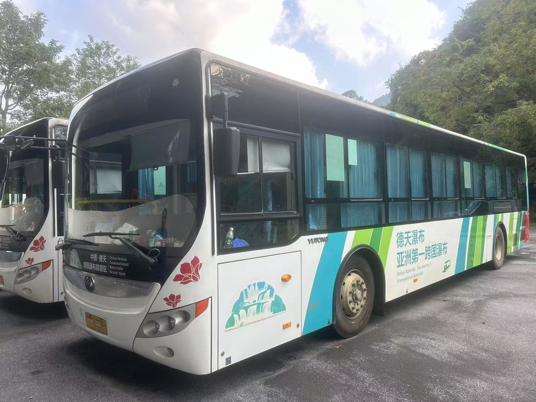 Autobús de la ciudad de Yutong Diesel Yuchai Motor ZK6125 de doble puerta 43 asientos 98 pasajeros Primavera de hoja