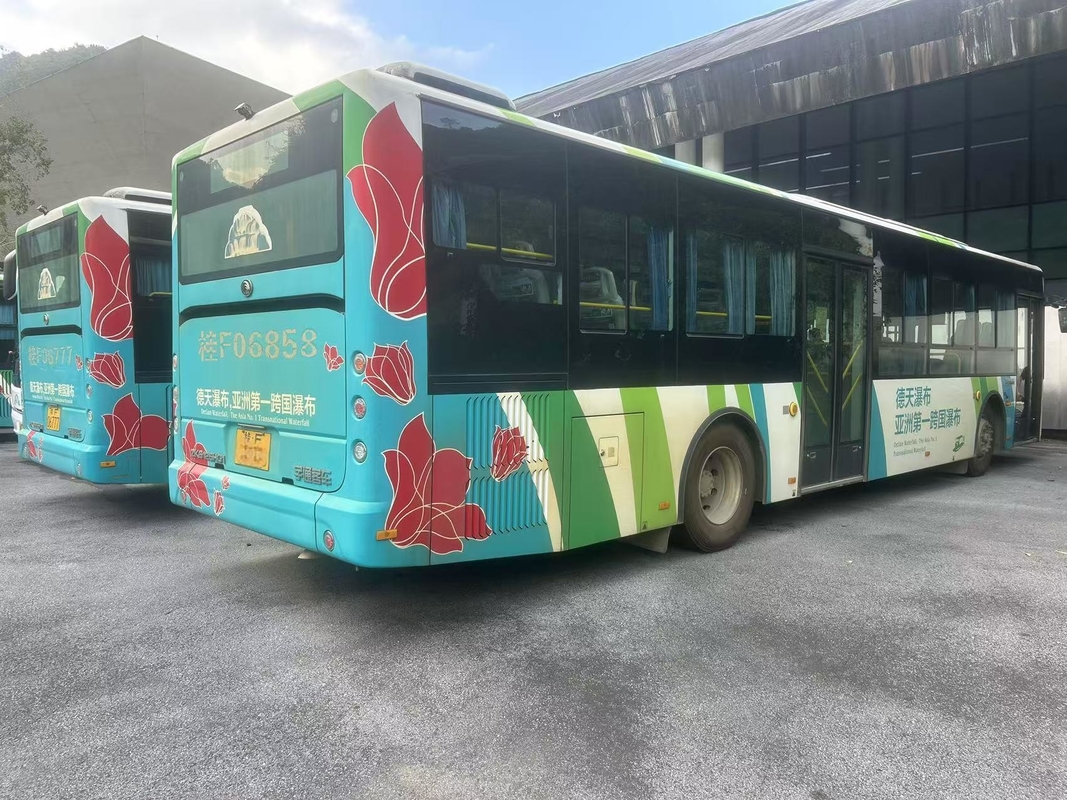 Autobús de la ciudad de Yutong Diesel Yuchai Motor ZK6125 de doble puerta 43 asientos 98 pasajeros Primavera de hoja