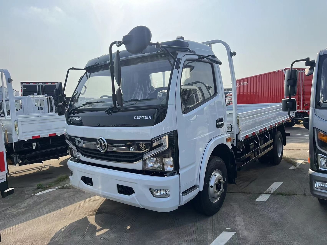 Camión de carga de 5 toneladas Dongfeng Capitán Camión pequeño de cama plana Dirección a mano derecha Motor Yuchai 3308 Base de ruedas