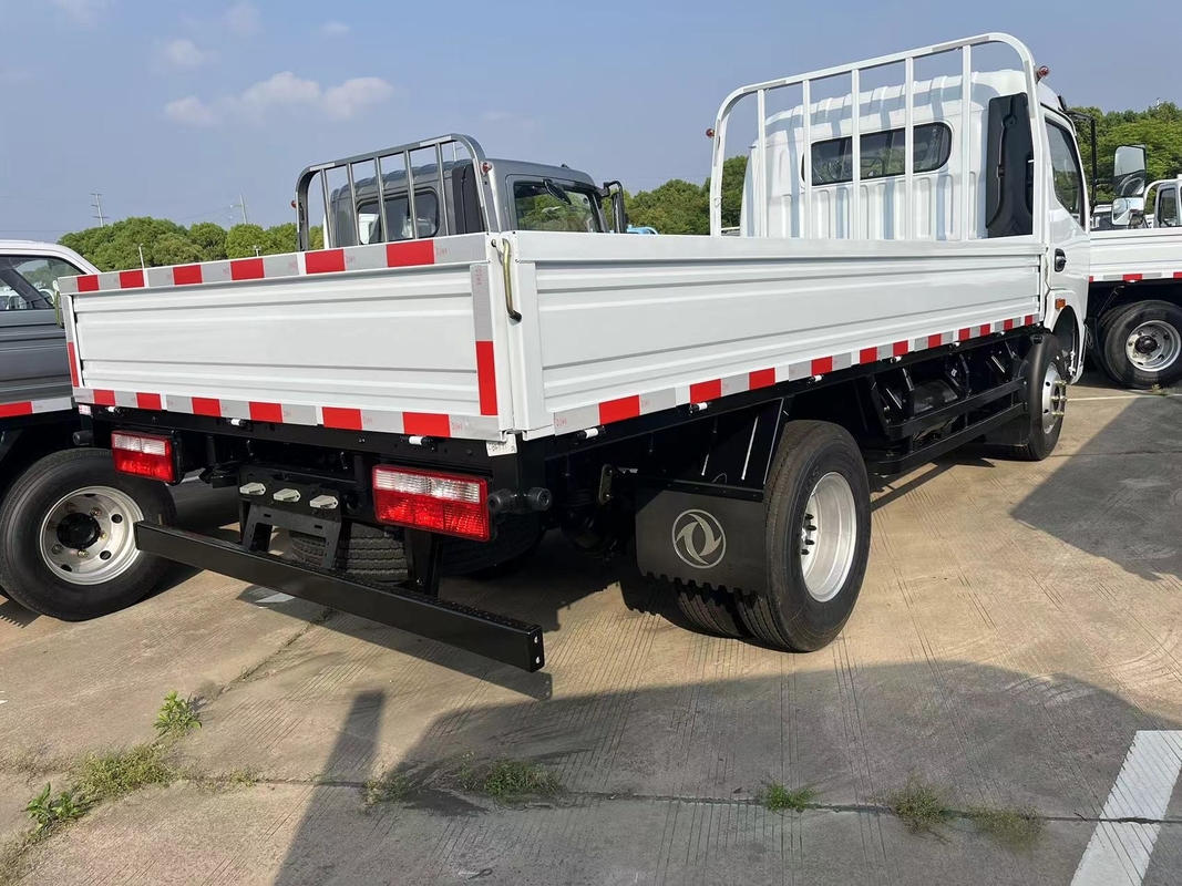Camión de carga de 5 toneladas Dongfeng Capitán Camión pequeño de cama plana Dirección a mano derecha Motor Yuchai 3308 Base de ruedas