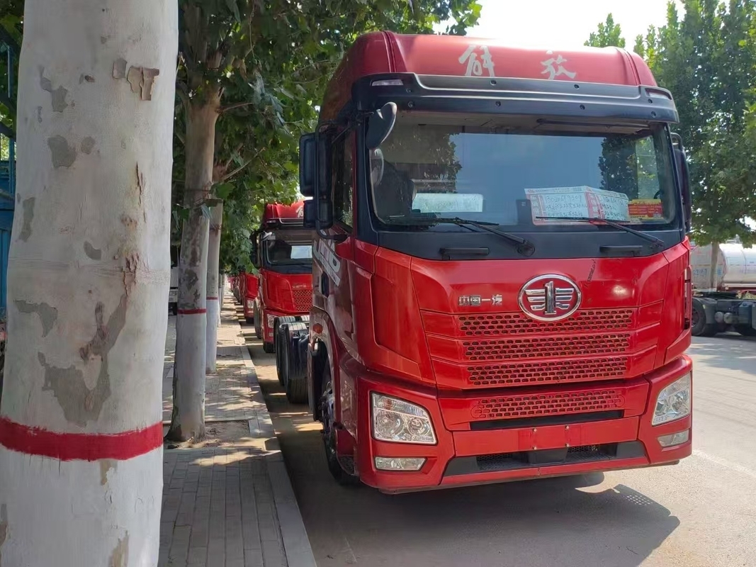 Cabeza de camión tractor usado FAW Jiefang camión remolque JH6 modelo baja millaje 2020 año motor eficiente en combustible