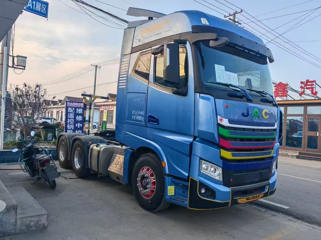 Usado cabeza de tractor renovado 2023 año JAC camiones para 10 ruedas Cummins motor 560hp airbag