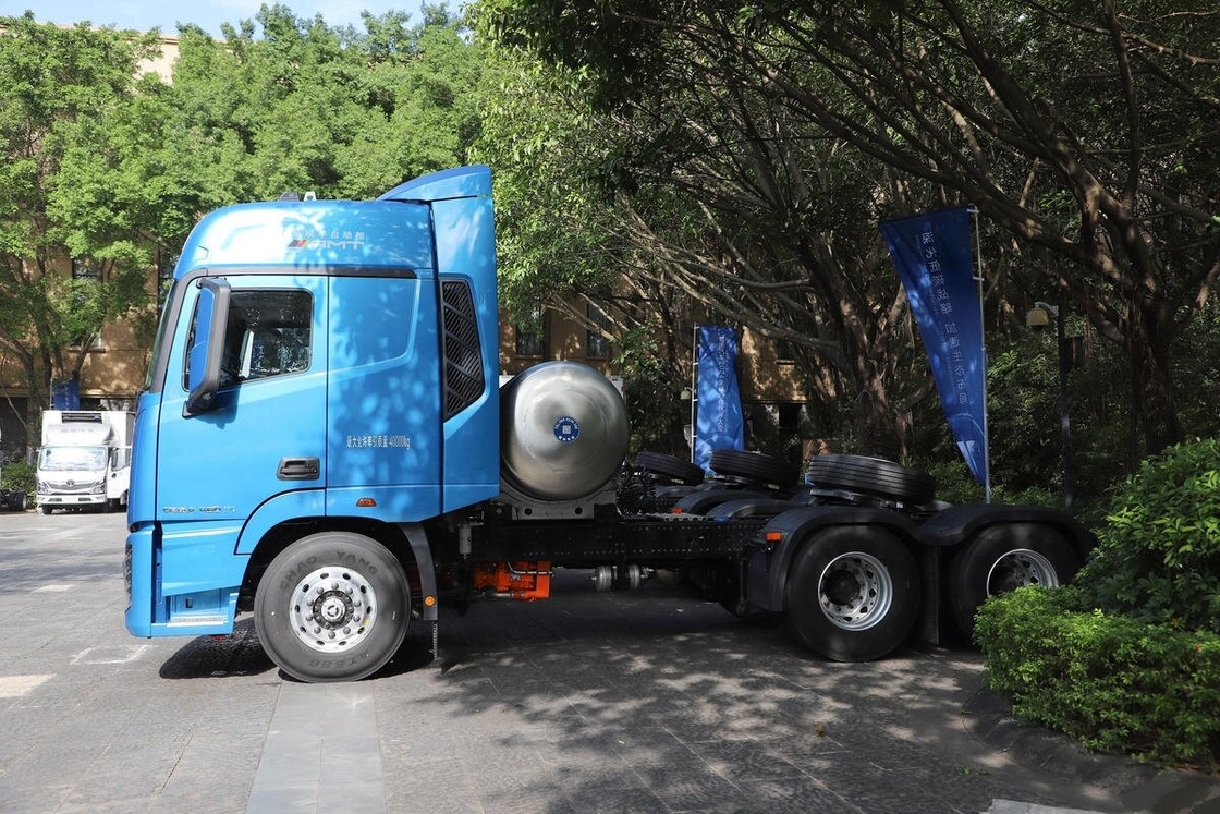 Cabeza de tractor de bajo precio usado Foton Horse 6 * 4 modo de conducción 460hp Motor Cummins GNL Cabina de techo alto con dormitorio