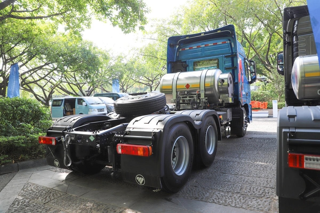 Cabeza de tractor de bajo precio usado Foton Horse 6 * 4 modo de conducción 460hp Motor Cummins GNL Cabina de techo alto con dormitorio