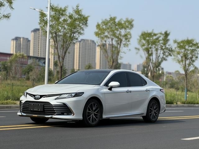Toyota Camry 2.5L de segunda mano, interior limpio, sin accidentes, color blanco, año 2023, 99% nuevo, asequible