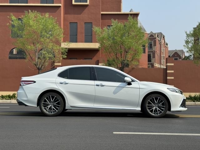 Toyota Camry 2.5L de segunda mano, interior limpio, sin accidentes, color blanco, año 2023, 99% nuevo, asequible