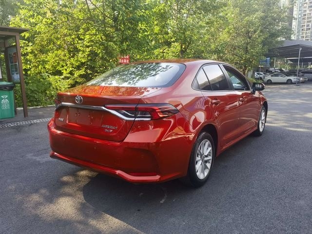 Precio asequible Toyota Usada Eficiente y confiable Sedán compacto Confiable 2a Corolla Color rojo