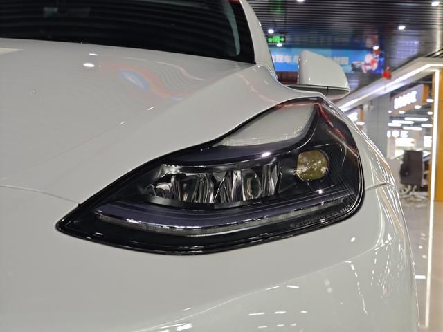 SUV Tesla Model Y usado y asequible, versión 2022 con restyling y tracción trasera, ideal para familias