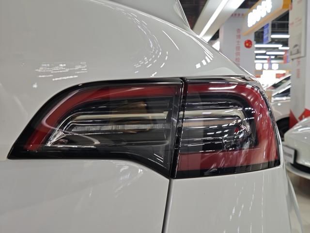 SUV Tesla Model Y usado y asequible, versión 2022 con restyling y tracción trasera, ideal para familias