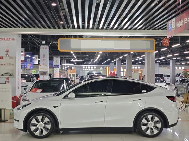 SUV Tesla Model Y usado y asequible, versión 2022 con restyling y tracción trasera, ideal para familias