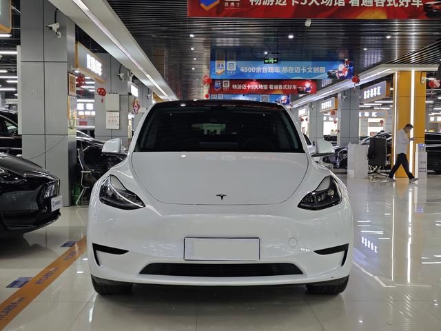 SUV Tesla Model Y usado y asequible, versión 2022 con restyling y tracción trasera, ideal para familias