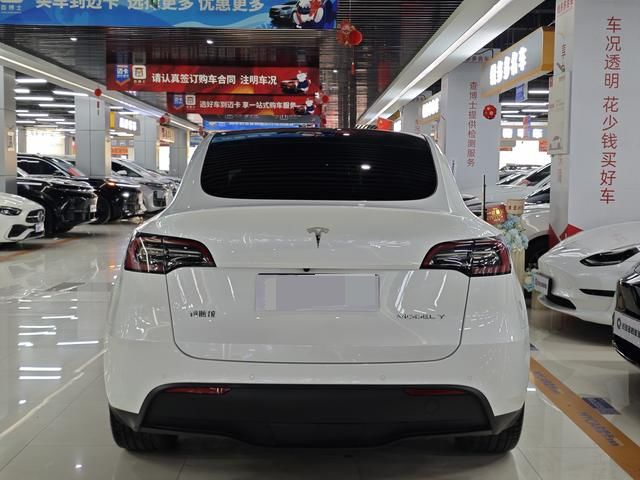 SUV Tesla Model Y usado y asequible, versión 2022 con restyling y tracción trasera, ideal para familias