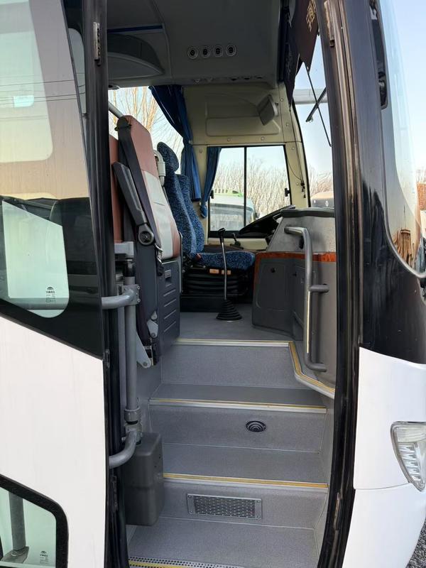 Autobús de pasajeros usado Yutong ZK6119 2022, 51 plazas, una puerta, volante a la izquierda, autobús de lujo