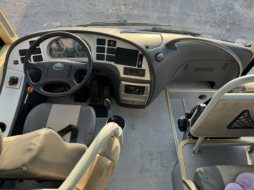 ZK6110 Autobús de pasajeros usado de Yutong 2020 de 56 plazas 2 + 3 Diseño de dos puertas de manejo izquierdo Autobús de lujo