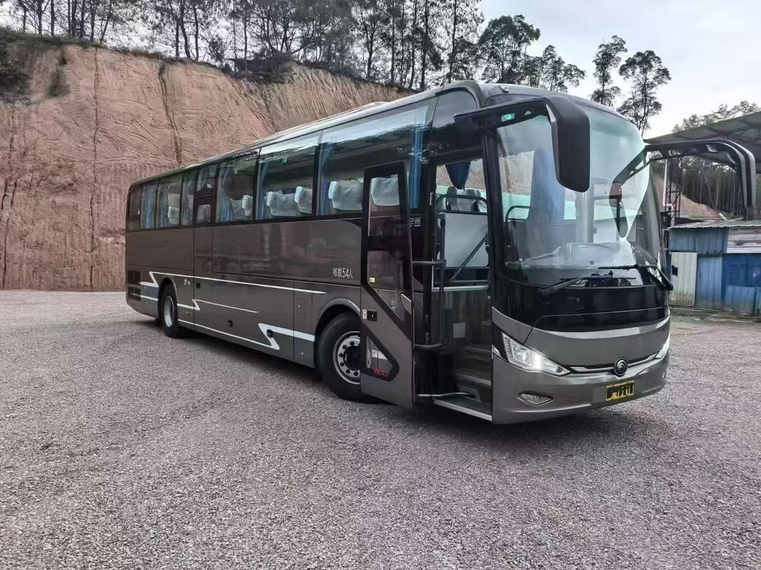 ZK6127 Autobús de pasajeros usado de Yutong 2023 de 54 asientos 2 + 3 Diseño de una puerta de manejo a la izquierda Autobús de lujo