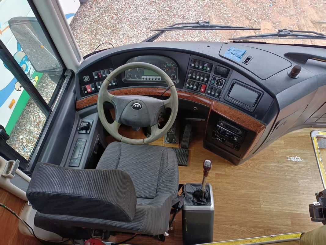 Autobús de doble diferencia de Yutong de segunda mano de 55 asientos Iglesia Interciudad Aeropuerto Escuela de pasajeros Autobuses interurbanos