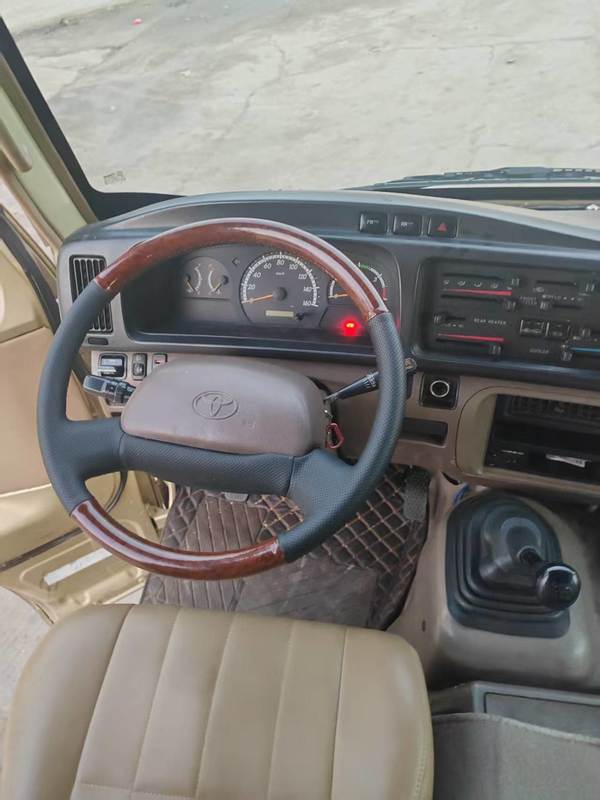 Autobús Toyota Coaster de segunda mano 29 asientos Diesel Autobús comercial de negocios Autobuses de transporte de pasajeros