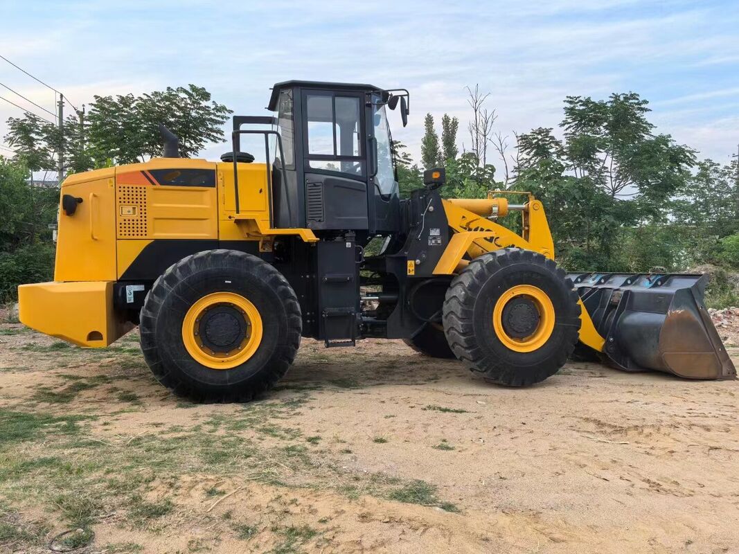Cargador de marca china usado de 5 toneladas en excelente estado capacidad de carga potencia nominal 162 kW para construcción