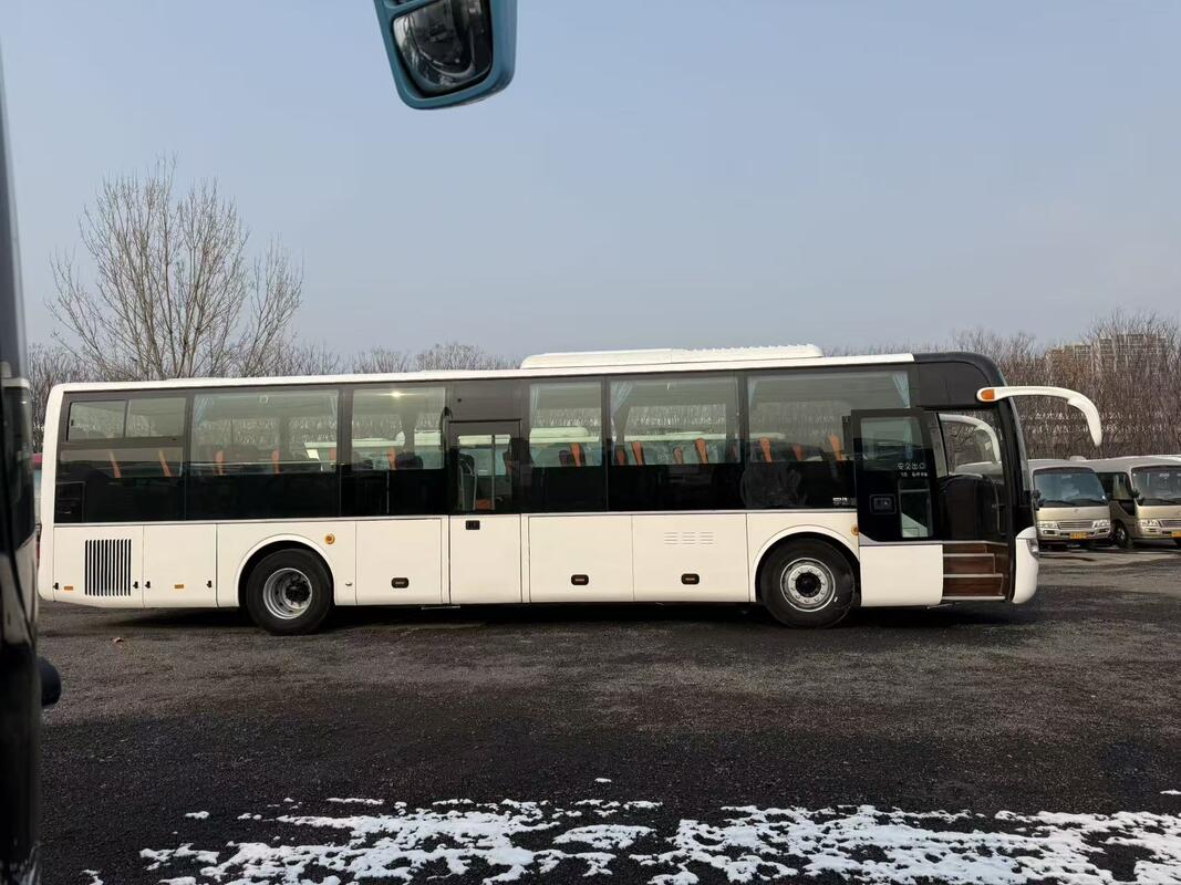 Autobús de turismo usado Yutong Zk6121 Yuchai 330hp Leaf Spring 67 asientos Lux transporte con aire acondicionado