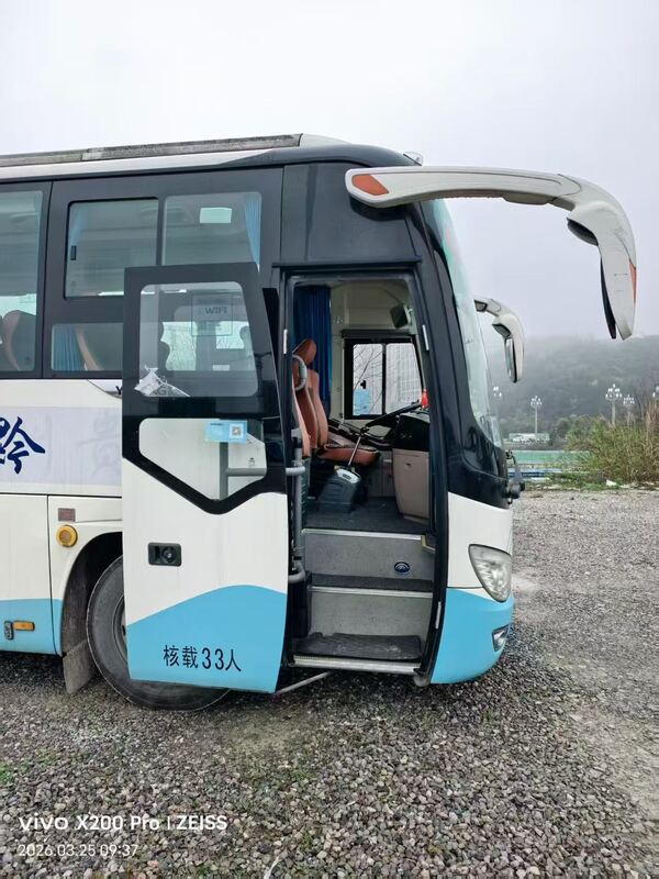 Autobuses usados Yu-tong ZK6888 Yuchai Euro5 Leaf Primavera 33 asientos 2020 Año Transporte de lujo con aire acondicionado para traslado o larga distancia