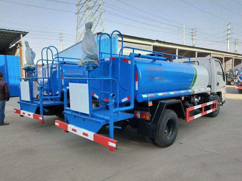 Dongfeng utilizó capacidad del tanque 10000L del buque de petróleo 7350×2470×2710m m con el motor diesel rojo