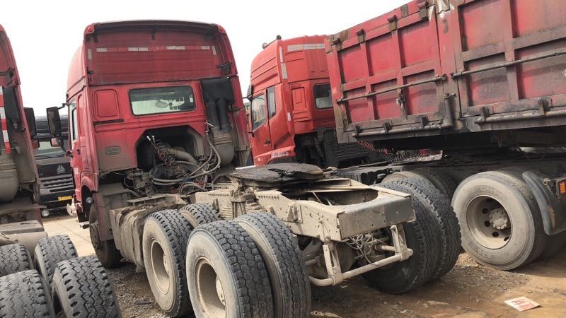 marca usada modo de Sinotruck HOWO del camión del tractor de la impulsión 6x4 con 3 Seat