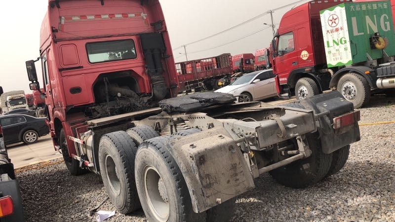 marca usada modo de Sinotruck HOWO del camión del tractor de la impulsión 6x4 con 3 Seat