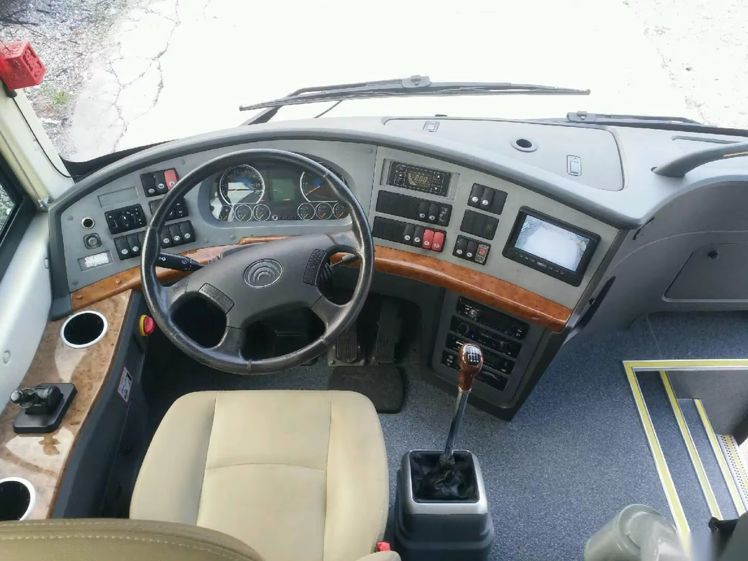 ZK6110 51 Seater Used Yutong Bus No Middle Door 2+2 Layout Custom Made Paint