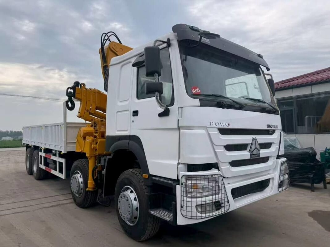 Sinotruk HOWO Chassis 14 Ton XCMG Truck Mounted Crane, Hydraulic Telescopic Boom Lorry Crane for Lifting & Cargo Transport