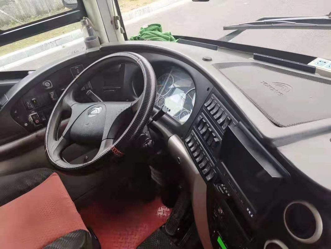 El euro cuatro asientos de la emisión 49 utilizó el práctico de costa de la mano de la capa segunda de los autobuses unos y medio de Yutong con el aire/acondicionado