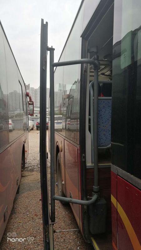 Yutong rojo utilizó puertas diesel del aire/acondicionado dos de la ayuda del autobús ZK6121HQ3Z 68 Seat RHD del práctico de costa