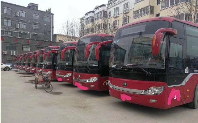 Yutong rojo utilizó puertas diesel del aire/acondicionado dos de la ayuda del autobús ZK6121HQ3Z 68 Seat RHD del práctico de costa