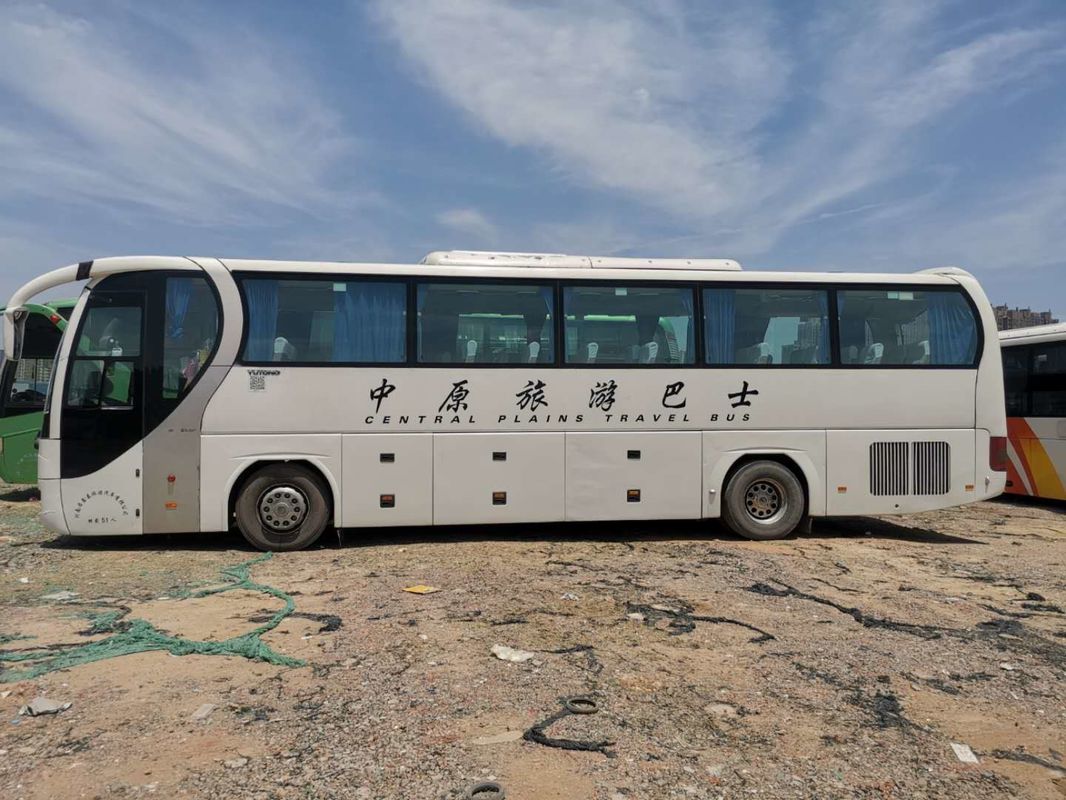 51 asientos utilizaron color blanco plano del lado izquierdo de la serie del hombre del autobús de servicio de la ciudad de Yutong del coche diesel de la dirección