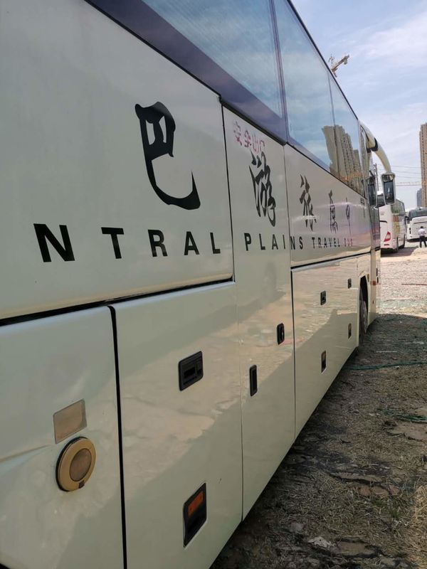 51 asientos utilizaron color blanco plano del lado izquierdo de la serie del hombre del autobús de servicio de la ciudad de Yutong del coche diesel de la dirección