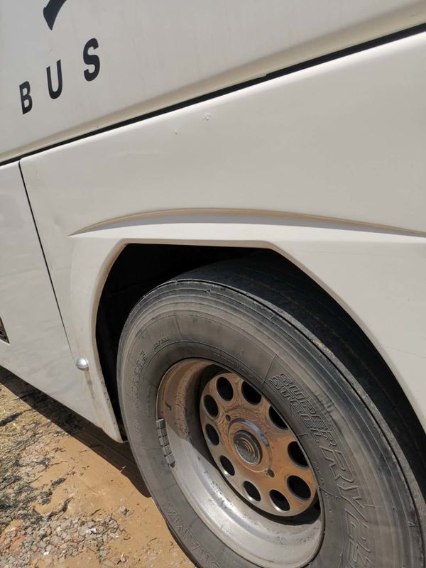 51 asientos utilizaron color blanco plano del lado izquierdo de la serie del hombre del autobús de servicio de la ciudad de Yutong del coche diesel de la dirección