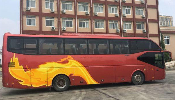 El autobús turístico usado de la mano de Yutong segundo 2011 años 51 asienta la velocidad máxima modelo 6117 100km/H