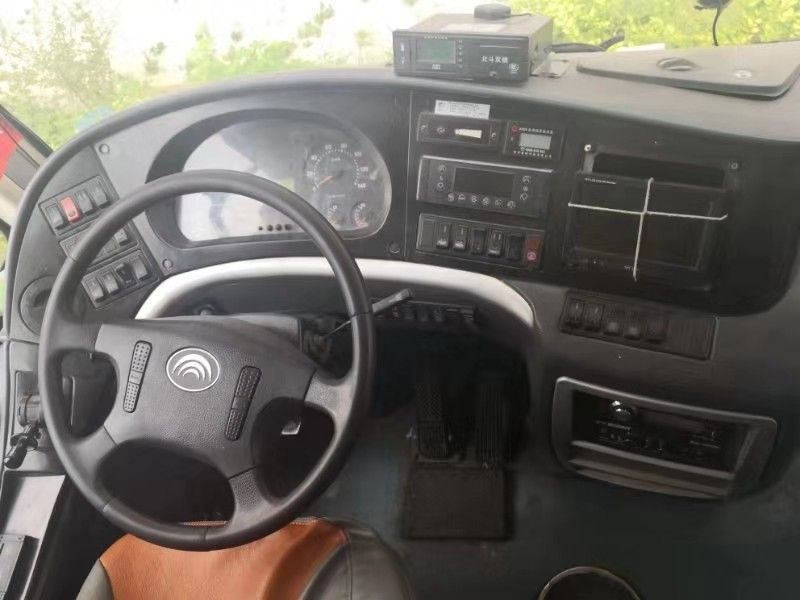 Yutong utilizó el motor fuerte diesel máximo de la velocidad 100km/H del color púrpura de los asientos del autobús 51 del coche