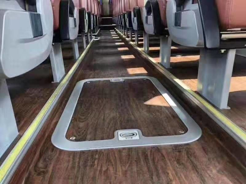 Yutong 6122 series 55 asienta el autobús LHD diesel del coche de la segunda mano los asientos de lujo del color blanco de 2017 años con la puerta automática
