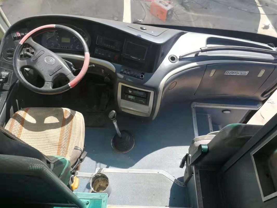 La dirección de la mano izquierda utilizó el autobús de 55 Seater 2011 púrpura del año 6120HY19 con los asientos de cuero