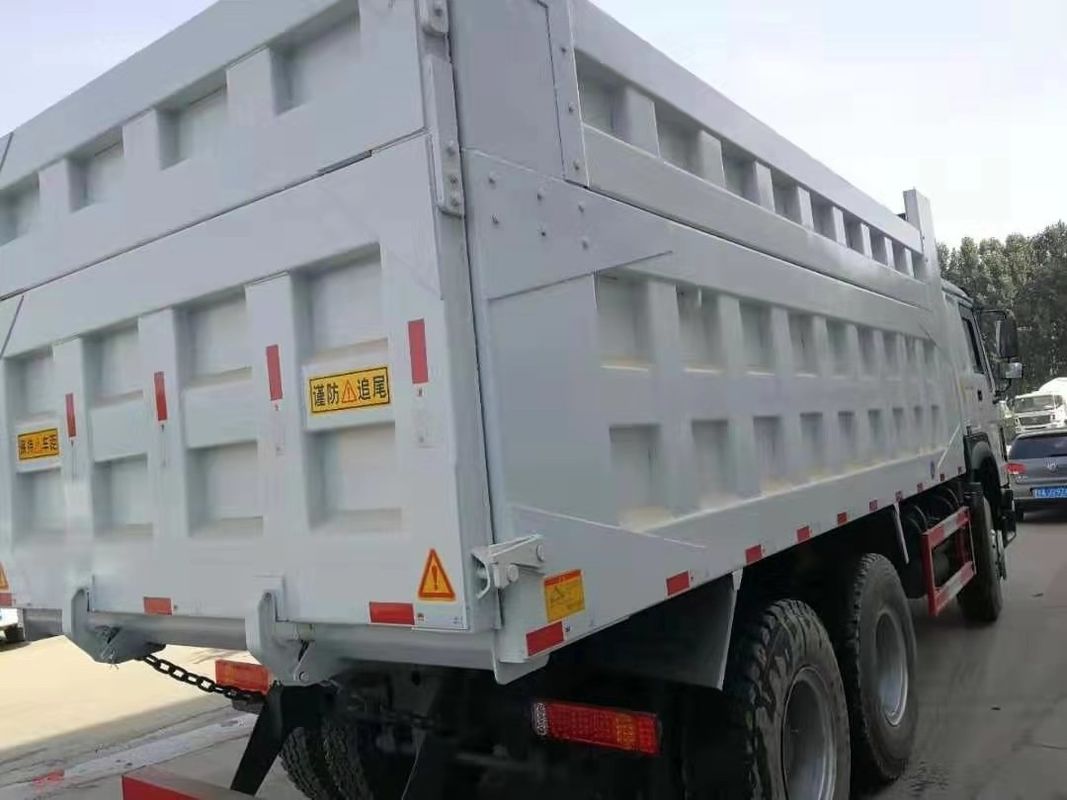 ZZ3317N3867 utilizó el camión de volquete de los neumáticos del camión volquete 8*4 12 con conducción a la derecha