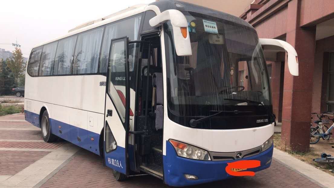 Autobús usado marca XMQ6898 39seats de la mano de Sencond del bus turístico de Kinglong con buenas condiciones azules y blancas del motor de la parte posterior de la CA del color