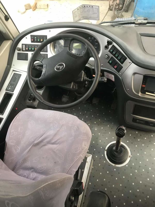 Autobús usado marca XMQ6898 39seats de la mano de Sencond del bus turístico de Kinglong con buenas condiciones azules y blancas del motor de la parte posterior de la CA del color