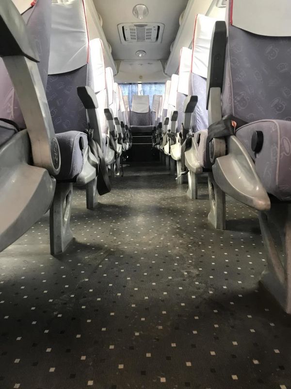 Autobús usado marca XMQ6898 39seats de la mano de Sencond del bus turístico de Kinglong con buenas condiciones azules y blancas del motor de la parte posterior de la CA del color